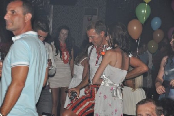 Seară incendiară în club Bellagio din Mamaia! Mazăre nu a ratat distracţia